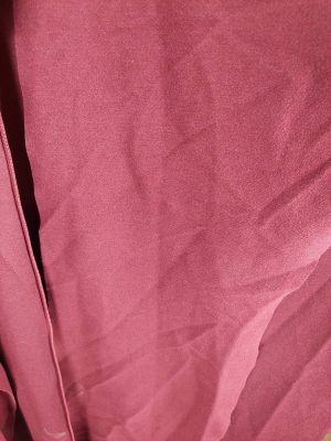 un gros plan sur une chemise rose munie d'une fermeture éclair