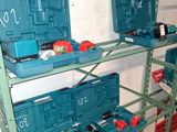 de nombreux outils rangés sur les étagères du garage