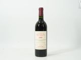 une bouteille de vin posée sur une table
