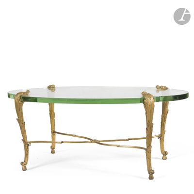 une table basse en verre doré et vert