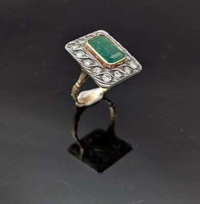 Gros plan sur une bague ornée d'une pierre verte