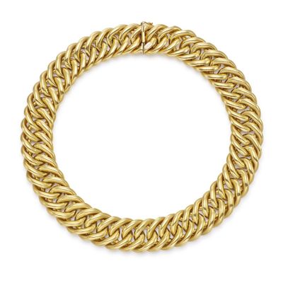 un bracelet en or jaune présentant un motif torsadé sur fond blanc