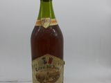 l'image d'une bouteille de vin posée sur une table