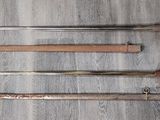quatre types d'outils différents qui se trouvent par terre