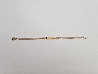 un bracelet en chaîne d'or muni d'un petit fermoir carré