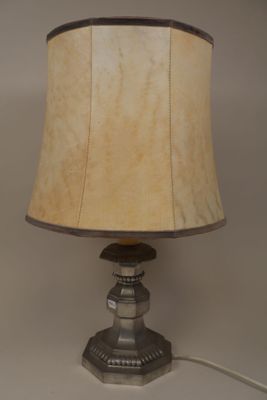 une lampe posée sur une table et munie d'un abat-jour