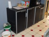 une photo d'une cuisine équipée d'un réfrigérateur, d'un micro-ondes et d'autres appareils électroménagers