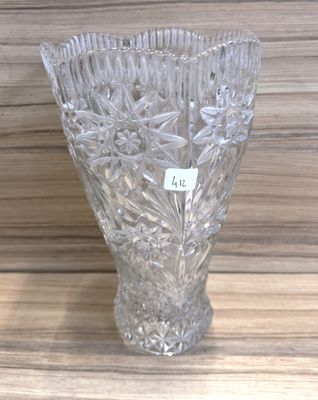 Important Vase en verre moulé à décor géométrique de fleurs …