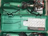 une boîte verte posée par terre, contenant des outils