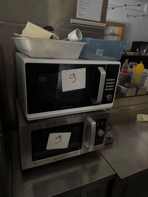 deux micro-ondes superposés dans une cuisine