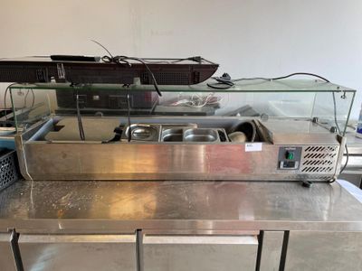 un plan de travail en acier inoxydable sur lequel sont posés tout un tas de plats