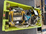 une boîte jaune contenant tout un tas de fils