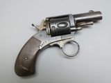 une photo d'un pistolet posé sur une table