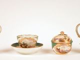 trois pièces en porcelaine sur un fond blanc