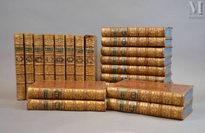 plusieurs livres sont empilés sur une table