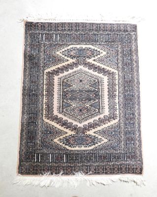gros plan d'un tapis sur un sol à fond blanc