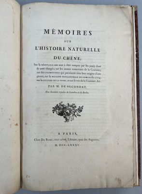 un livre ouvert avec l'image d'un oiseau dessus