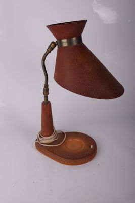 une lampe posée sur une table