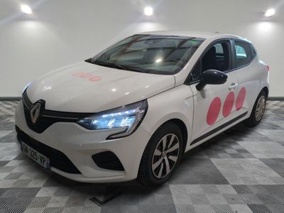 la voiture blanche est garée sur un sol en damier dans le garage