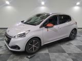 la voiture blanche est garée sur un sol en damier dans le garage