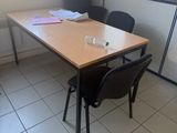 une table et des chaises dans une pièce avec fenêtre
