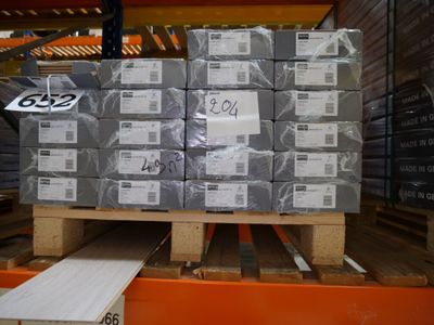 une grande pile de boîtes sur une palette dans un entrepôt