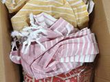 une boîte en carton remplie de serviettes et d'autres objets
