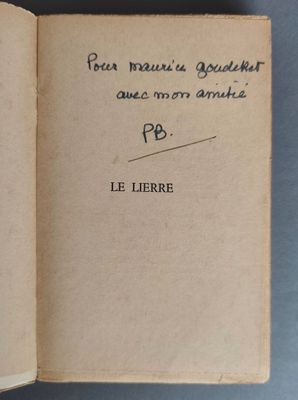 un livre ouvert avec une écriture dessus, posé sur une table