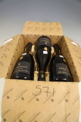 trois bouteilles de vin dans un carton sur une table