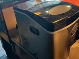 une petite machine à glaces posée sur un comptoir