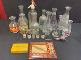 beaucoup de bouteilles en verre et de flacons posés sur une table