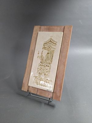 une photo d'une photo représentant une horloge posée sur un socle en bois