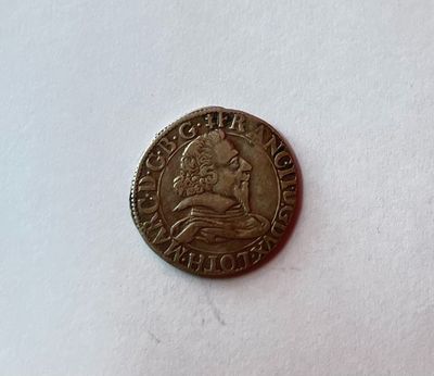 gros plan d'une pièce de monnaie sur une surface blanche
