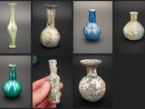De nombreux vases en verre de différentes couleurs sont exposés sur cette photo