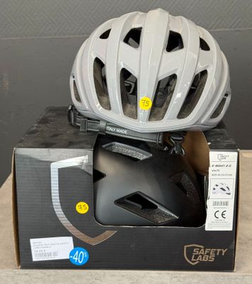 un casque posé sur une boîte
