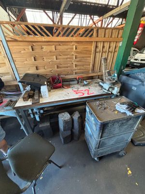 un homme travaillant sur un établi dans un garage