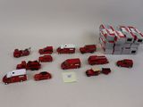 beaucoup de camions de pompiers rouges et blancs et un camion