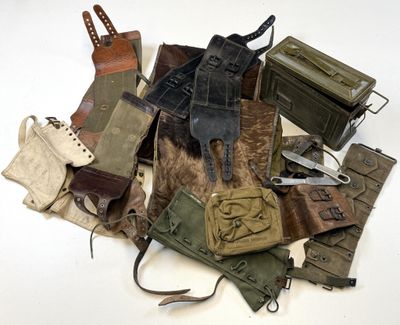un tas d'objets militaires divers posés sur une surface blanche
