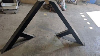 quelqu'un travaille sur une table en métal dans un garage