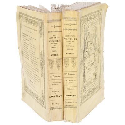 deux vieux livres ouverts sur une surface blanche