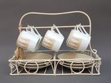 deux tasses et une soucoupe posées sur une grille métallique