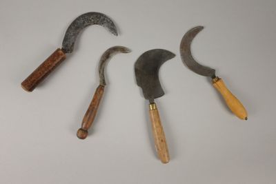 Quatre types d'outils différents sont présentés sur une surface blanche