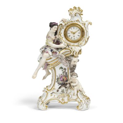 une figurine représentant une femme assise sur une horloge