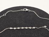 Bracelet à maillons en argent sterling présenté sur un présentoir noir