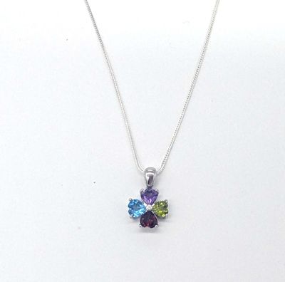 Collier en argent sterling orné de pierres multicolores sur fond blanc