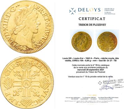deux types différents de pièces d'or, accompagnées d'un certificat posé devant chacune d'elles
