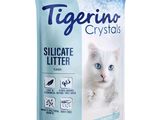 un sac de litière pour chat « Tigerino Crystals » posé sur un fond blanc