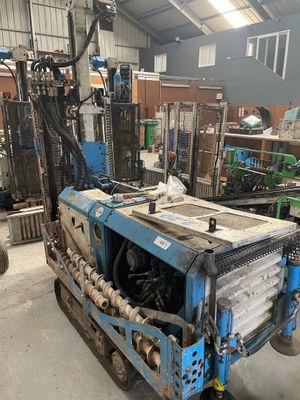 une machine bleue qui se trouve dans un entrepôt