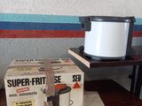 une boîte de nourriture posée sur une table à côté d'une mijoteuse