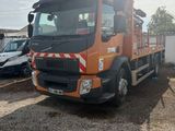 un camion garé sur un parking